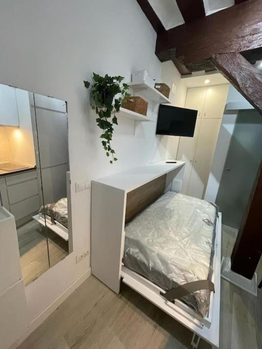Апартаменти Tesorito, Estudio Individual En Malasana, Bajo Pequeno En Calle Del Tesoro Мадрид Екстер'єр фото
